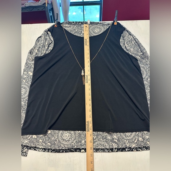 Elegant Black and White Blouse with Layered Design - Picture 11 of 11